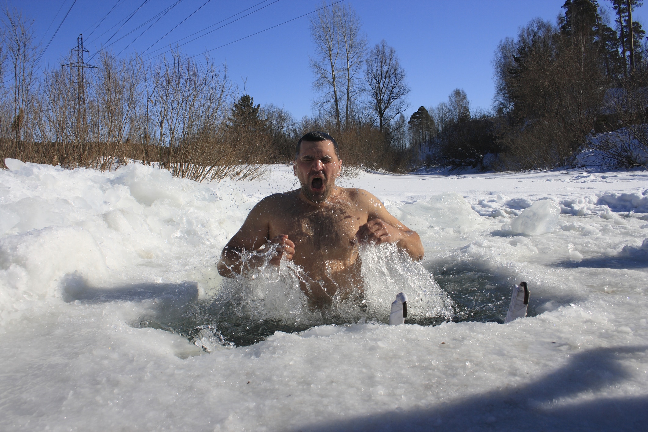 man ice bathing for weight loss in the snow and cold